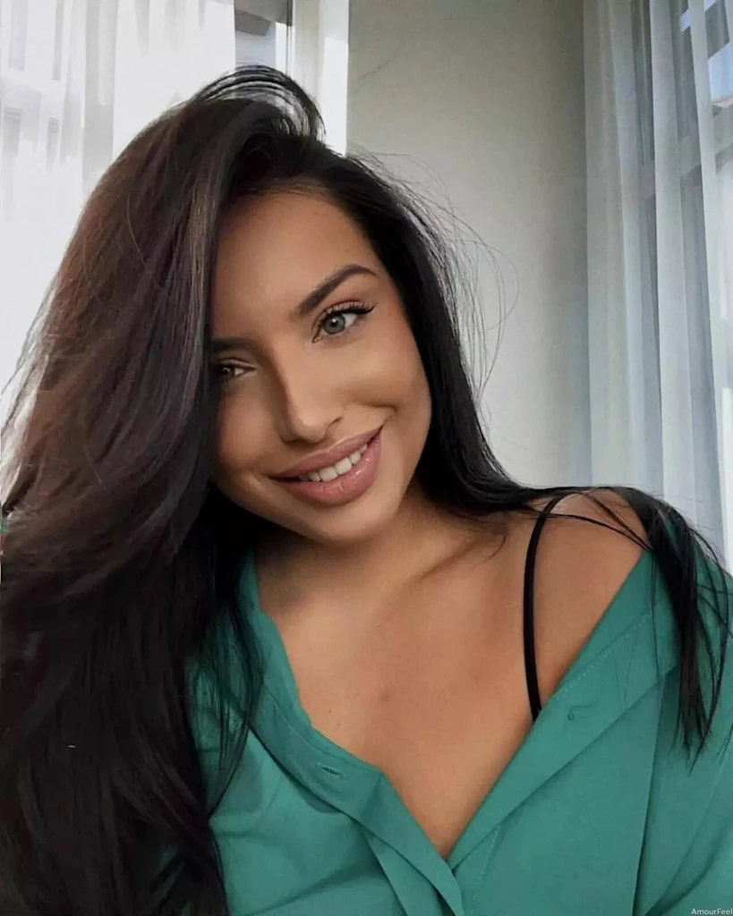 Karyna Profile image 3