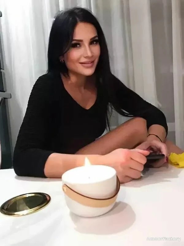 Elena Profile image 2