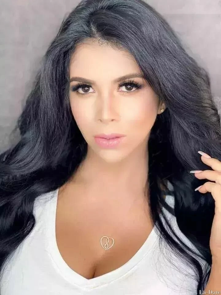 Claudia Profile image 2