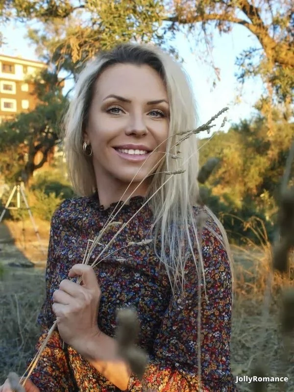 Julia Profile image 1