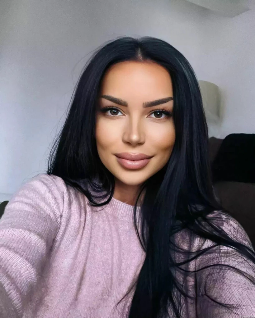 Claudia Profile image 3