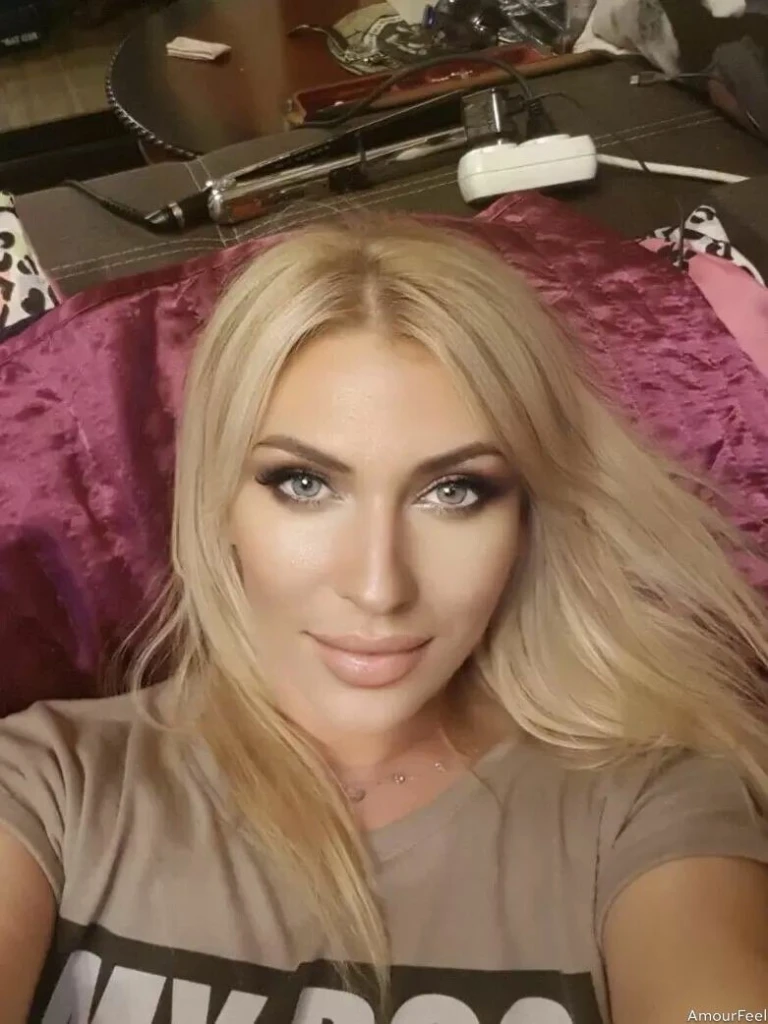 Elvira Profile image 5