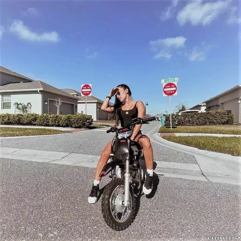 Alejandra Profile image 2