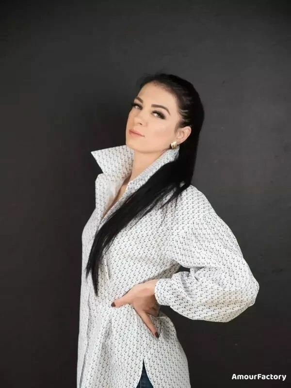 Elena Profile image 4