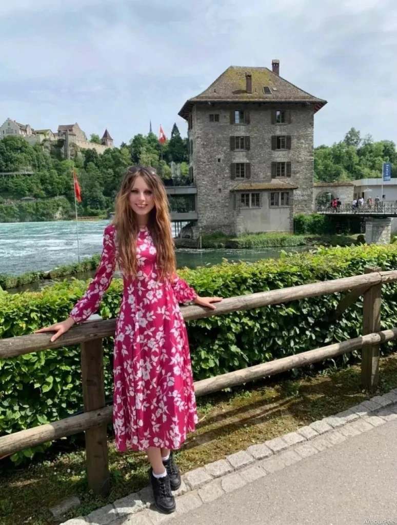 Elena Profile image 6