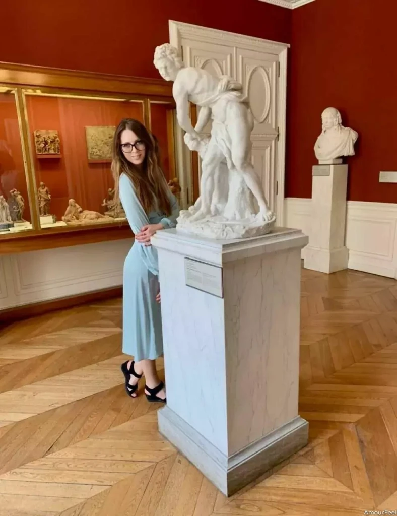 Elena Profile image 3