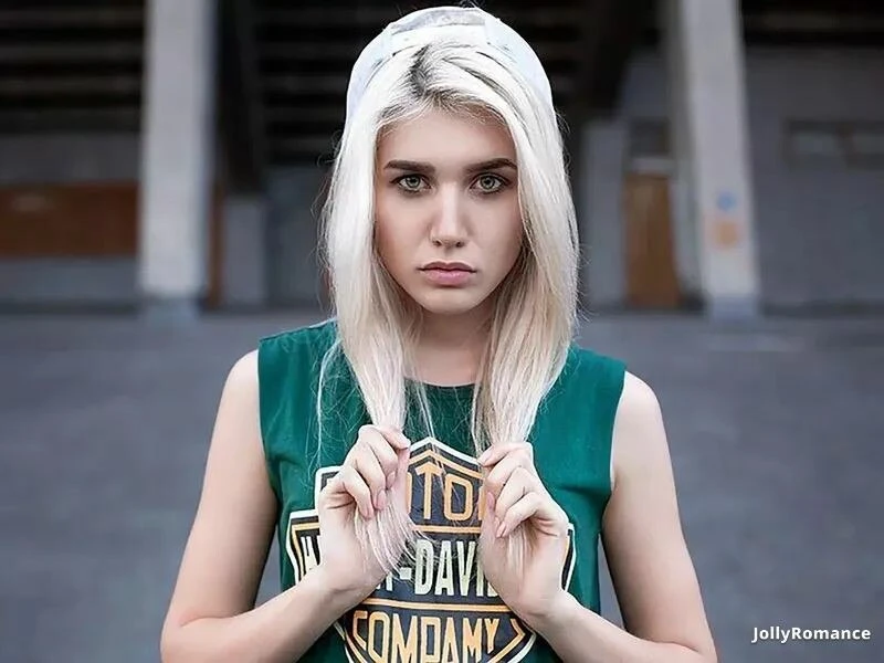 Julia Profile image 3